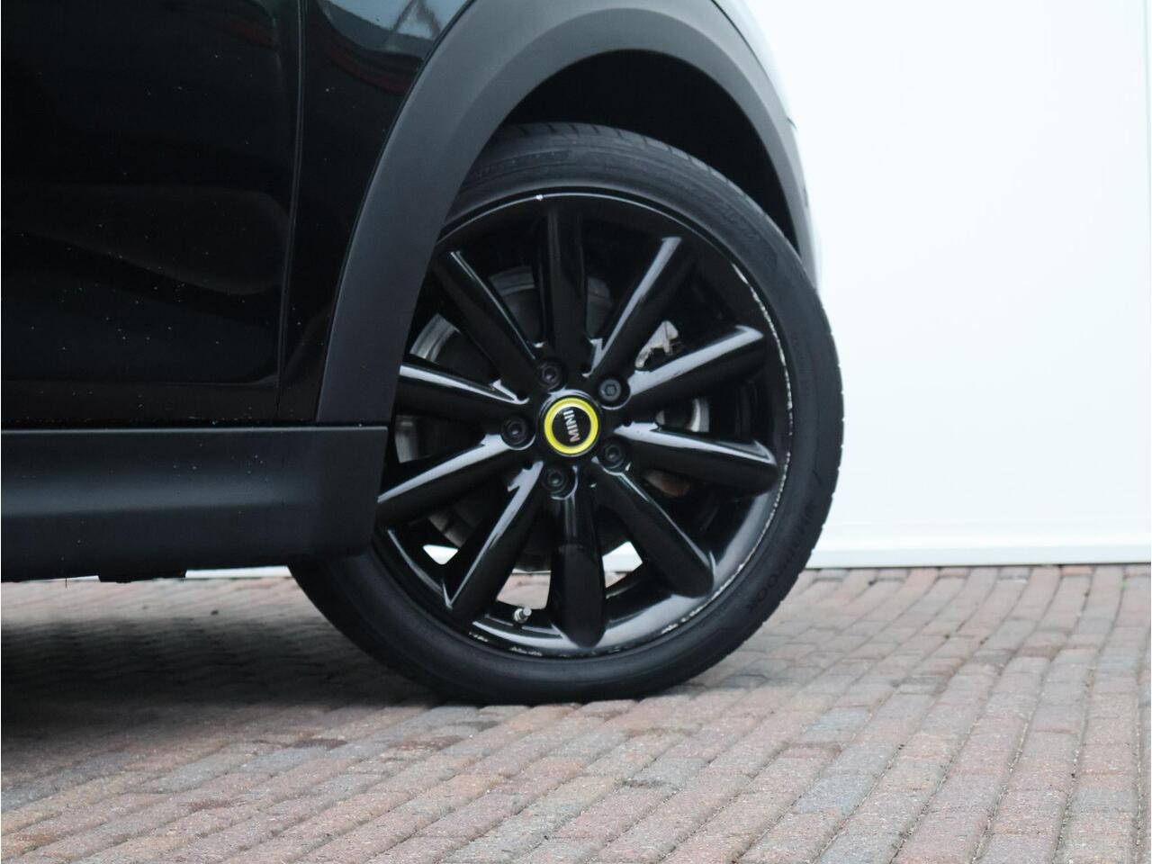 Mini Electric Mini Charged 33 kWh Harman Kardon/ Comfort Access/ Achteruitrijcamera/ Parkeersensoren voor én achter/ Climate Control/ Stoelverwarming/ LED koplampen