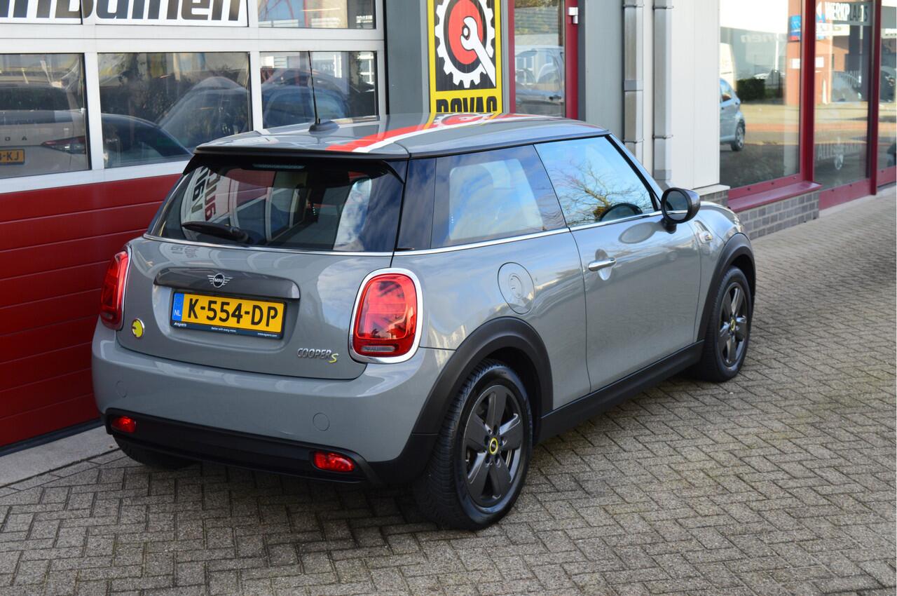Mini Electric Mini Basic 33 kWh O.a: Navi, Clima, Cruise, Sportstoelen, Carplay, Etc. All-in prijs!