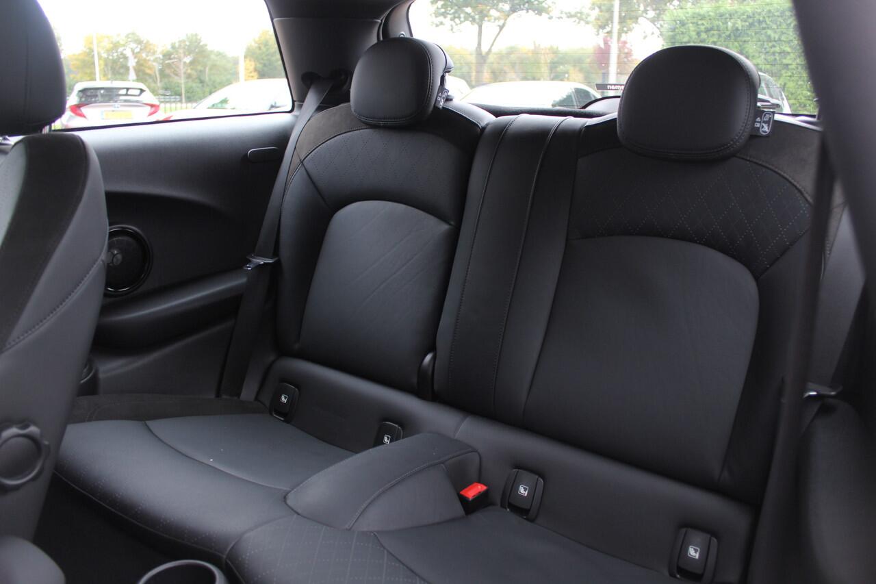 Mini Electric Mini Charged 33 kWh / SoH 95.8% / Camera / Head-up / Leder / Harman Kardon / Keyless / 17'' / CarPlay / Stoelverwarming / Matrix LED / DAB / Cruise Control