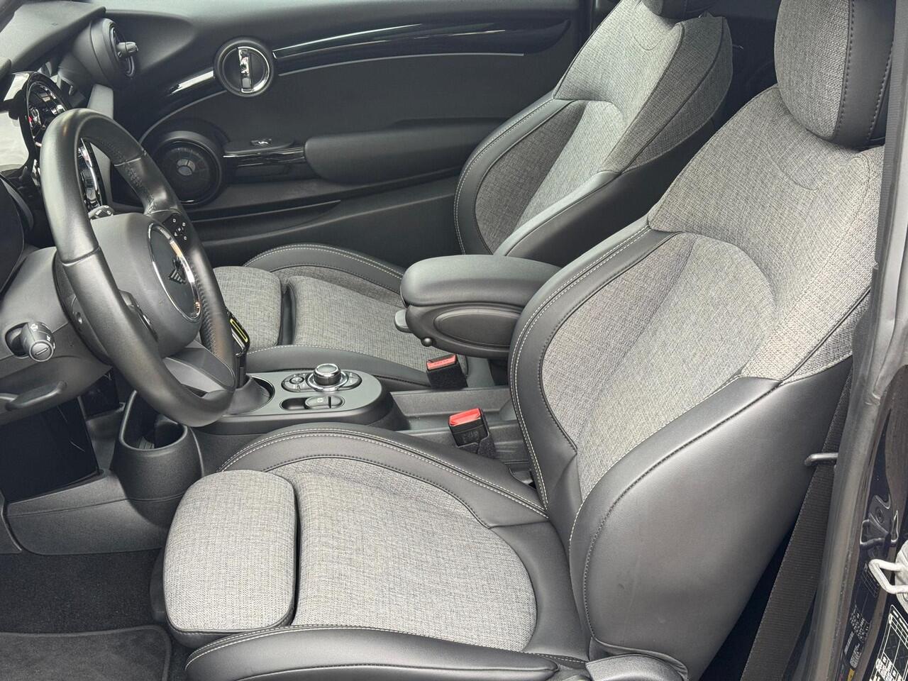 Mini Electric Cooper SE Classic 33 kWh Head-Up Harman/Kardon Panoramadak . Neem contact op en we maken een afspraak!