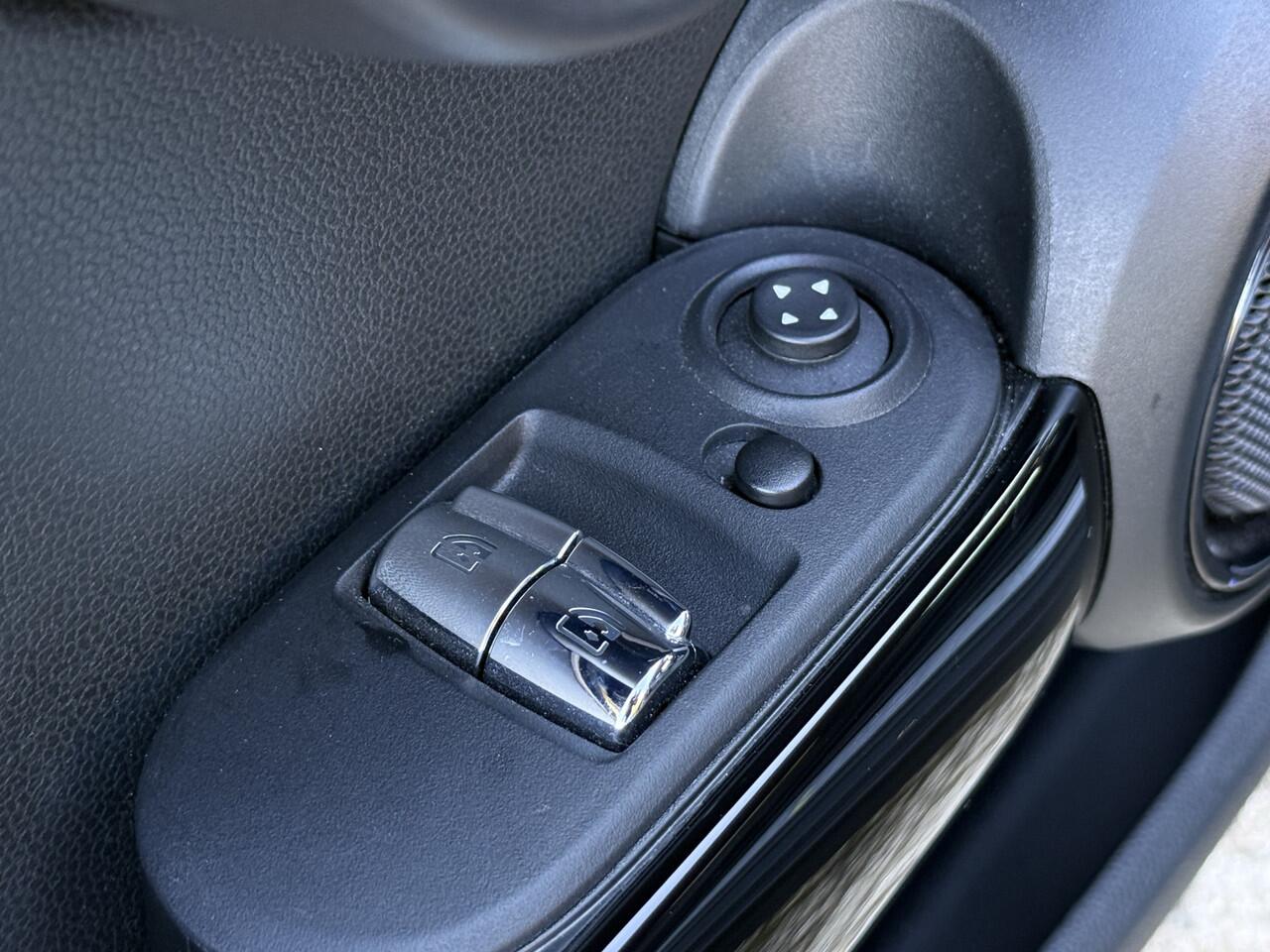 Mini Electric | Piano Black Pack | Sportstoel | Navi | Snellaad | 17" Jet Black | Getint Glas | PDC