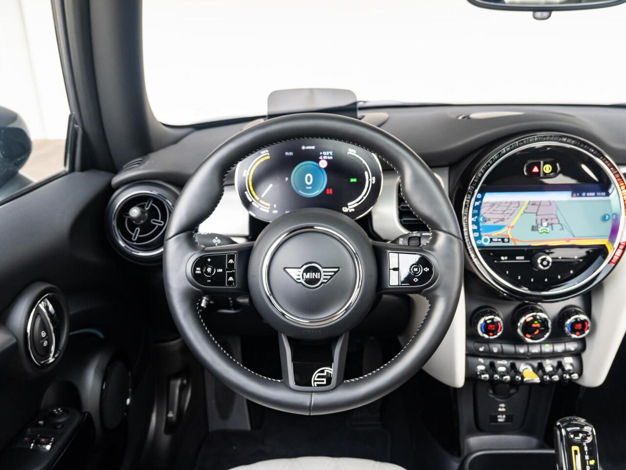 Mini Electric Cooper SE Collection + Glazen Panoramadak + Chester Leder + Achteruitrijcamera + HUD + Stuur- en stoelverwarming