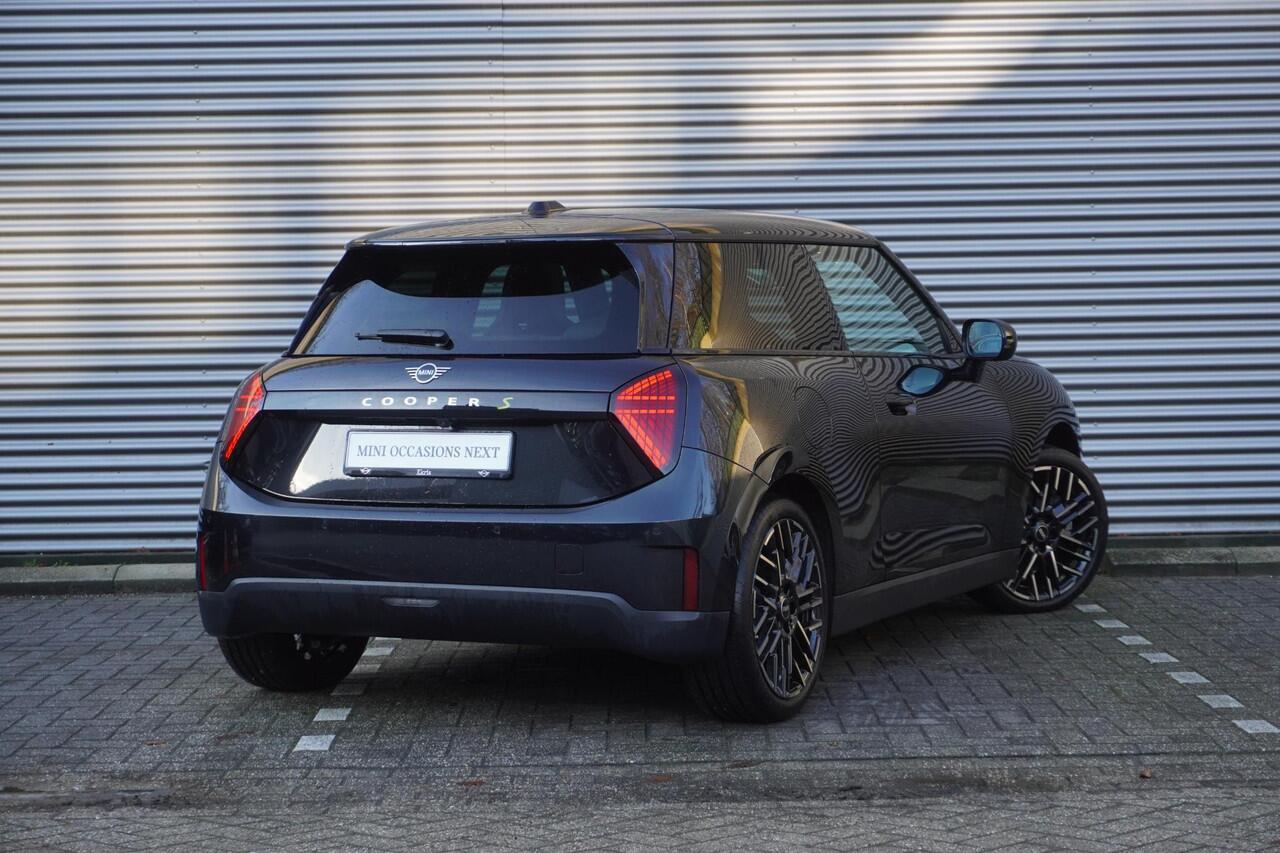 Mini Electric 3-deurs Cooper SE Favoured Trim | Pakket M | Stuurwielrand verwarmd | Glazen panoramadak | Driving Assistant | Parking Assistant | MINI Head-Up Display