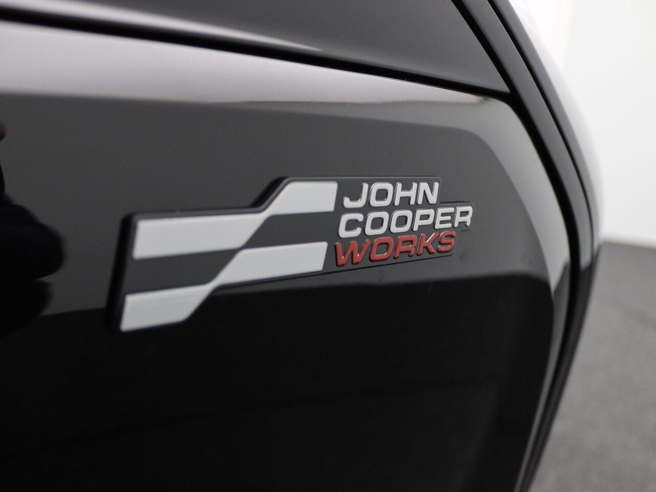 Mini Electric Cooper SE John Cooper Works + Pakket XL + Stuurwielrand Verwarmd + Panoramadak + Elektrisch Verstelbare John Cooper Works Sportstoelen + Driving Assistant Plus + Harman Kardon + 18''