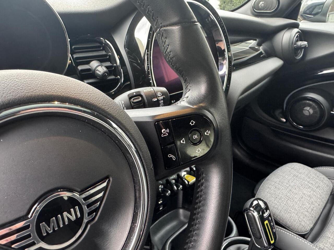 Mini Electric Cooper SE Classic 33 kWh Head-Up Harman/Kardon Panoramadak . Neem contact op en we maken een afspraak!