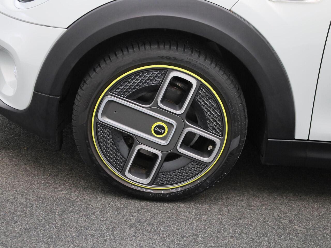 Mini Electric Mini Essential 33 kWh | Stoelverwarming | Camera | PDC Achter | Full-Map Navigatie | LED-Verlichting | Sportstoelen | Apple Carplay & Android Auto