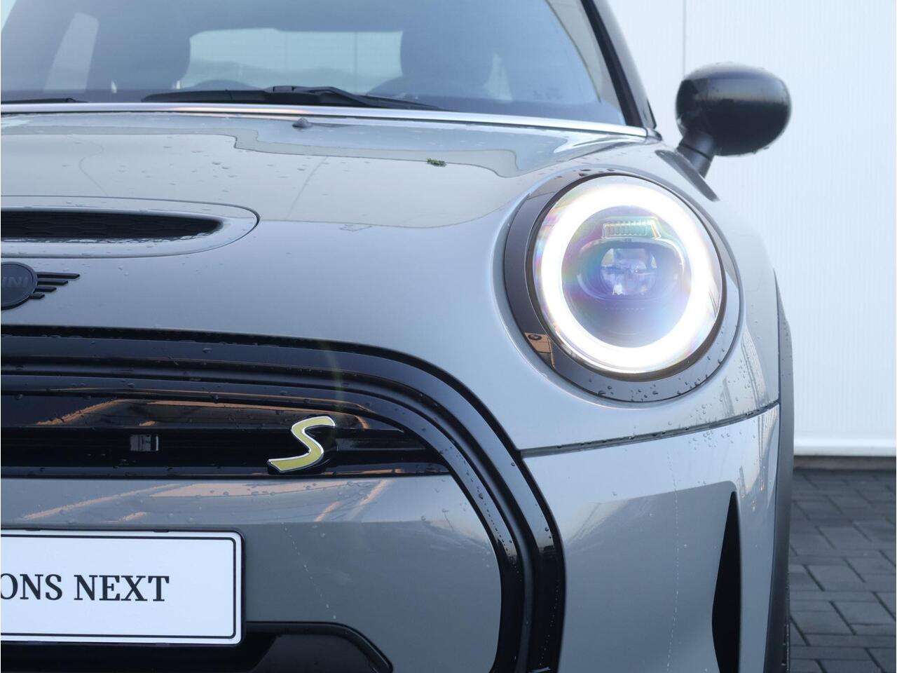 Mini Electric Mini Business Edition 33 kWh Achteruitrijcamera/ Comfort Access/ Panoramadak/ Sportstoelen/ Stoelverwarming/ Cruise Control/ Stuurwiel verwarming