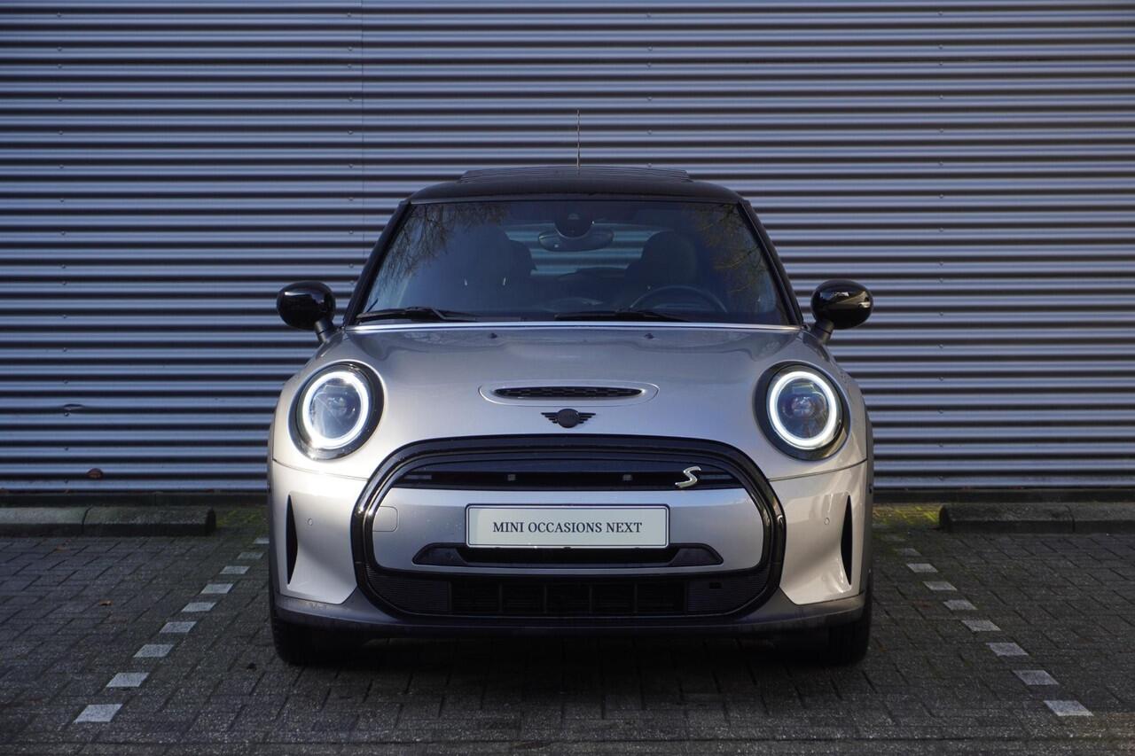 Mini Electric Cooper SE Classic Uitvoering | Glazen panoramadak | Harman-Kardon sound system | Piano Black Exterior pack | 17 inch LM Tentacle Spoke black