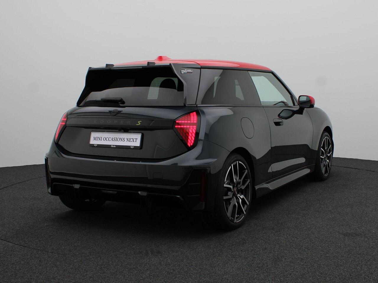 Mini Electric Cooper SE John Cooper Works + Pakket XL + Stuurwielrand Verwarmd + Panoramadak + Elektrisch Verstelbare John Cooper Works Sportstoelen + Driving Assistant Plus + Harman Kardon + 18''