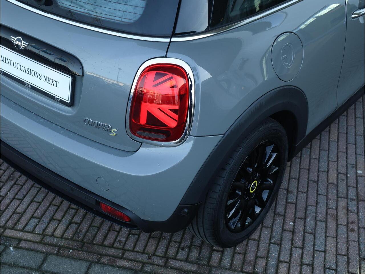 Mini Electric Mini Business Edition 33 kWh Navigatiesysteem/ Sportstoelen/ Climate Control/ Parkeersensoren/ Cruise Control/ LED