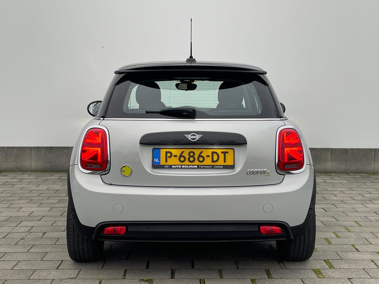 Mini Electric Classic 33 kWh | LED | Apple Carplay & Android Auto | Cruise | Parkeersensoren | Climate Control |