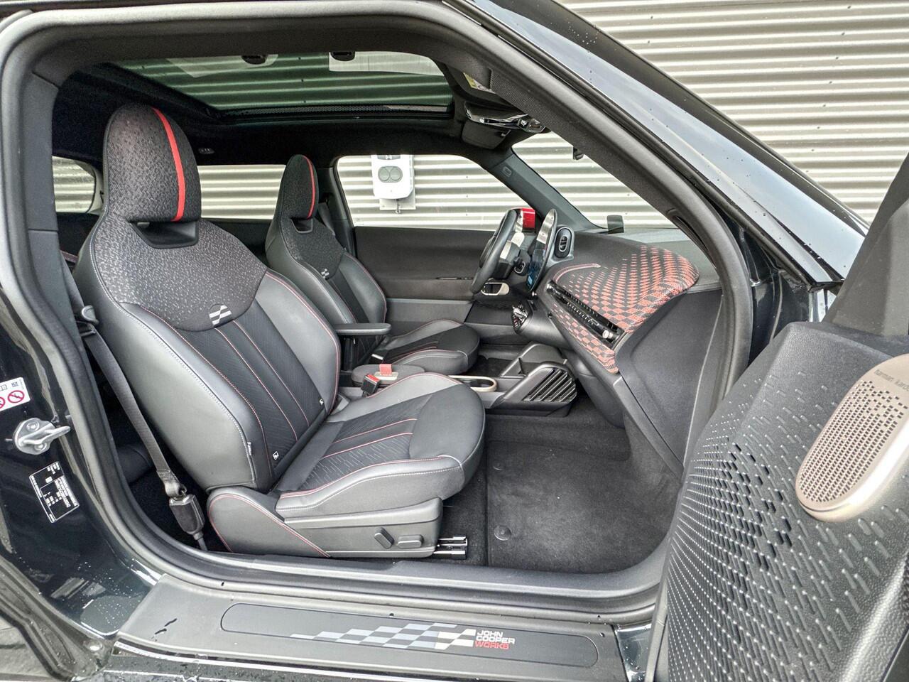 Mini Electric Cooper SE Classic XL 54.2 kWh JCW Trim Pakket / XL Pakket