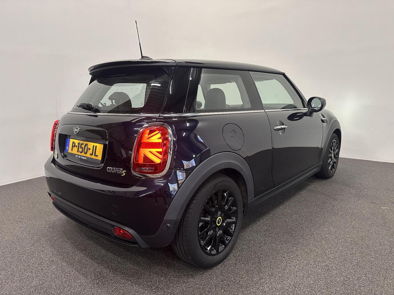 Mini Electric Mini Yours 33 kWh 136 pk Leder Harman/Kardon Navigatie Wireless Carplay Parkeersensoren VA Cruise Control Stoelverwarming Full Led Climate Control