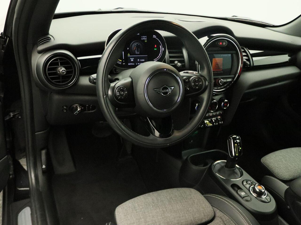 Mini Electric Essential + Interior Style MINI Dark + Achteruitrijcamera + Sportstoelen + LED + 17''