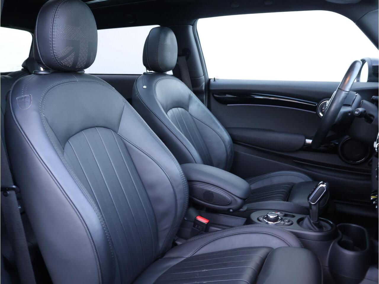 Mini Electric Mini Business Edition 33 kWh Achteruitrijcamera/ Comfort Access/ Panoramadak/ Sportstoelen/ Stoelverwarming/ Cruise Control/ Stuurwiel verwarming