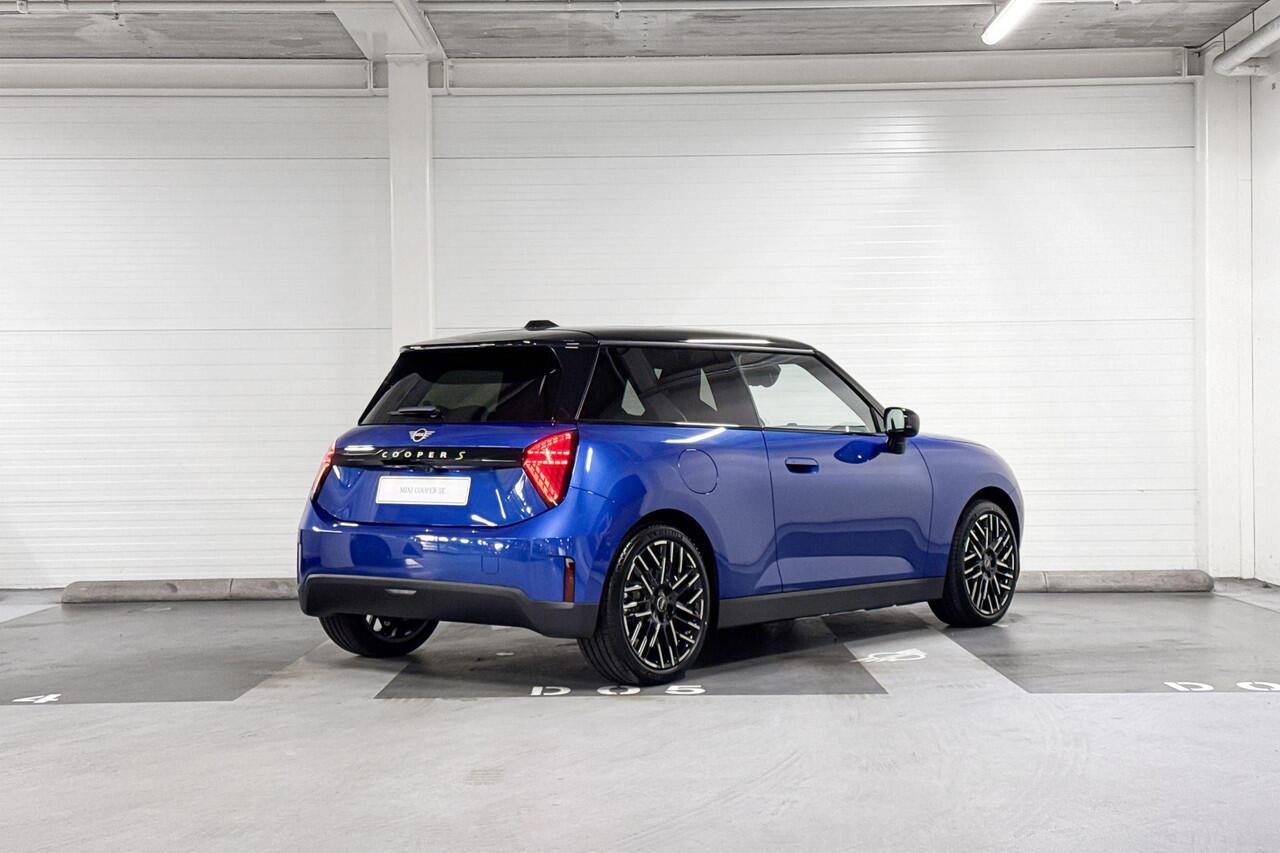 Mini Electric Cooper SE | Favoured Uitvoering | Pakket M | 18" Night Flash Spoke 2-tone