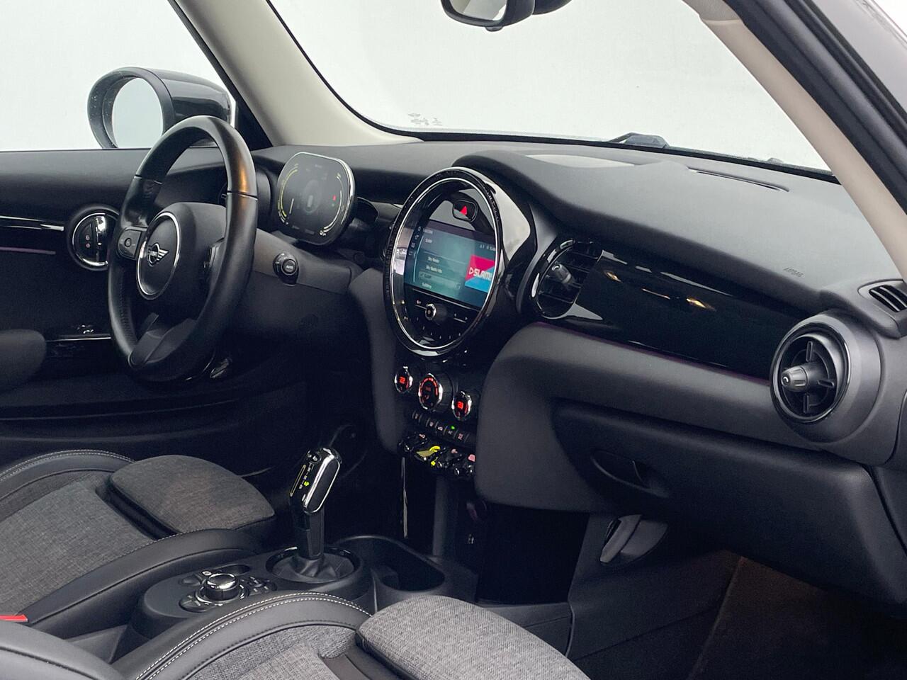 Mini Electric Classic 33 kWh | LED | Apple Carplay & Android Auto | Cruise | Parkeersensoren | Climate Control |