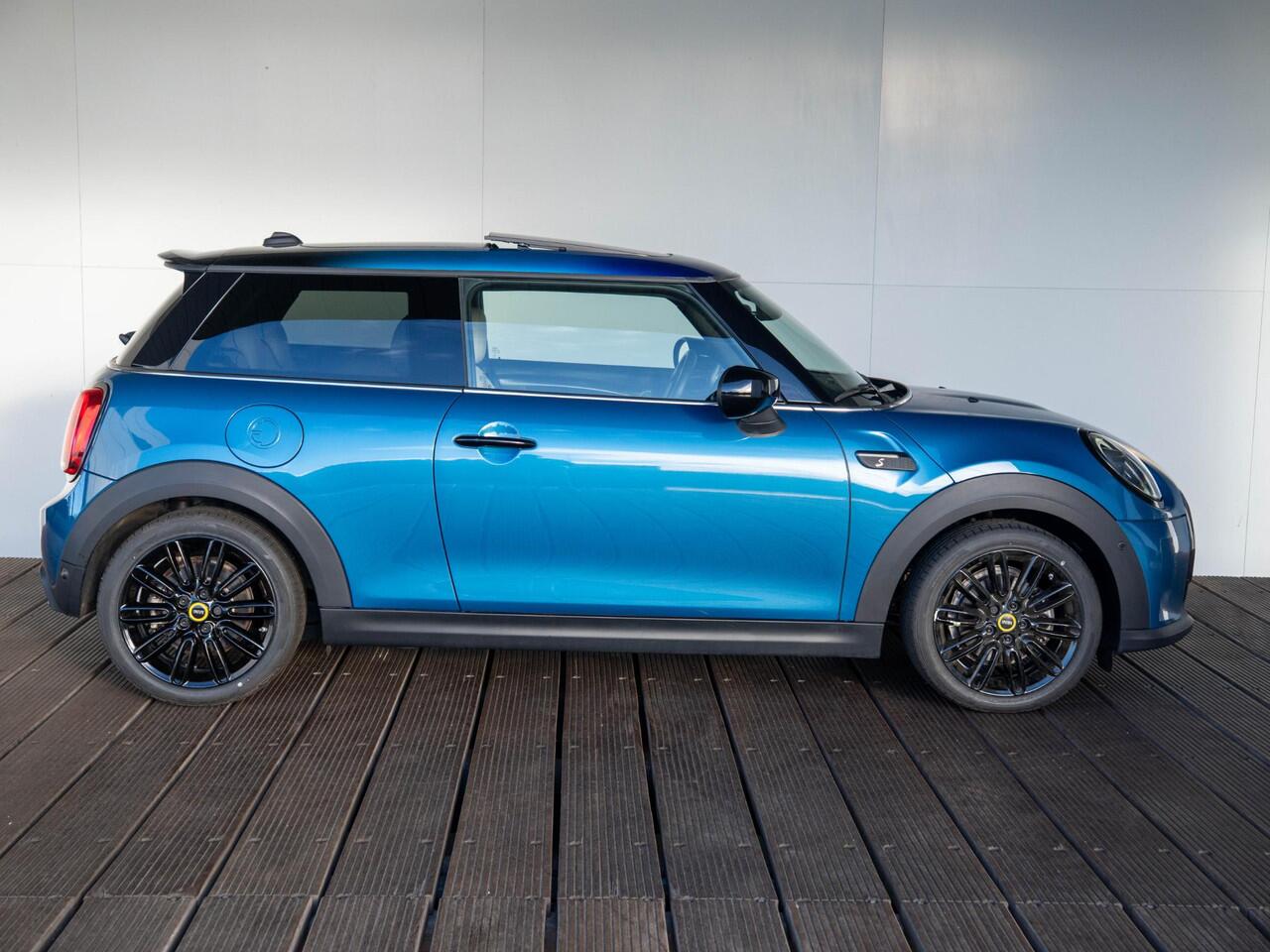 Mini Electric Cooper SE Collection + Glazen Panoramadak + Chester Leder + Achteruitrijcamera + HUD + Stuur- en stoelverwarming
