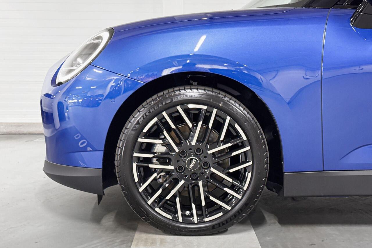 Mini Electric Cooper SE | Favoured Uitvoering | Pakket M | 18" Night Flash Spoke 2-tone