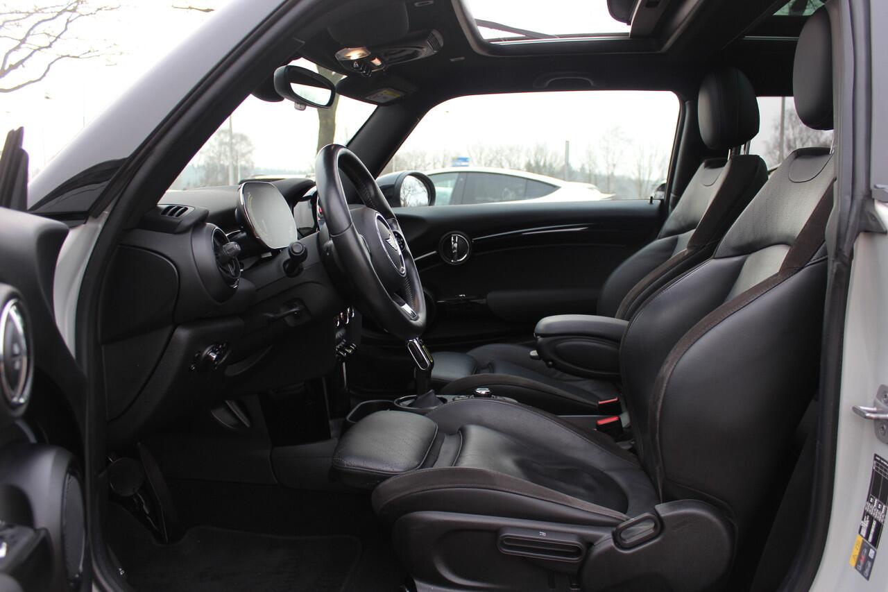 Mini Electric Mini Business Edition 33 kWh / SOH 93% / Panoramadak / Leder / Keyless / 17'' / CarPlay / Navigatie / Stuur+Stoelverwarming / Cruise Control / LED Koplampen