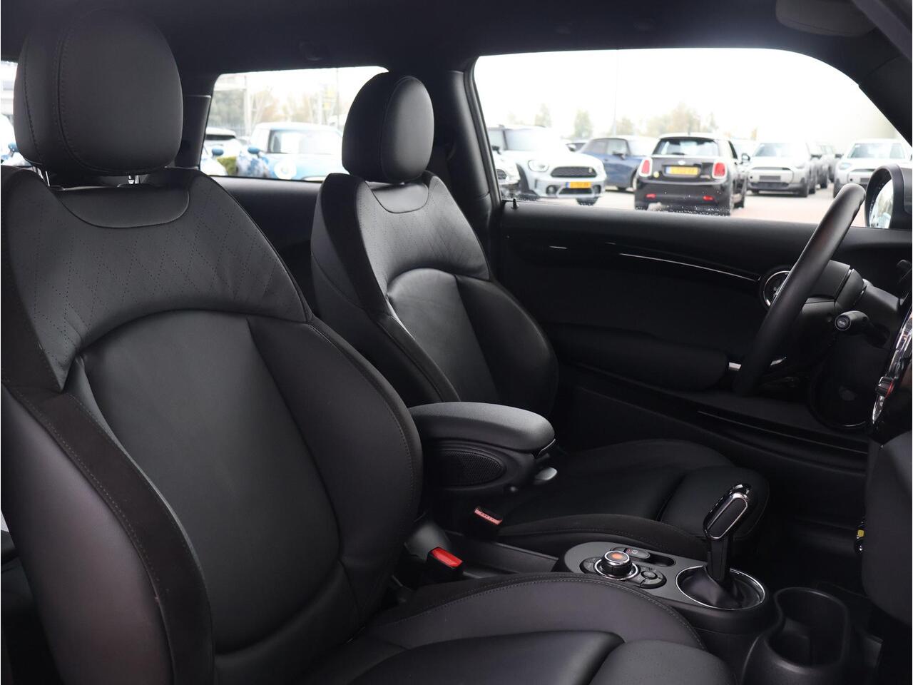 Mini Electric Mini Charged 33 kWh Harman Kardon/ Comfort Access/ Achteruitrijcamera/ Parkeersensoren voor én achter/ Climate Control/ Stoelverwarming/ LED koplampen