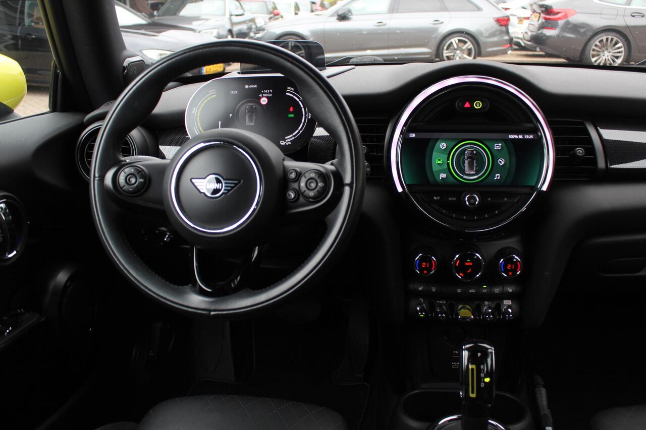 Mini Electric Mini Charged 33 kWh / SoH 95.8% / Camera / Head-up / Leder / Harman Kardon / Keyless / 17'' / CarPlay / Stoelverwarming / Matrix LED / DAB / Cruise Control
