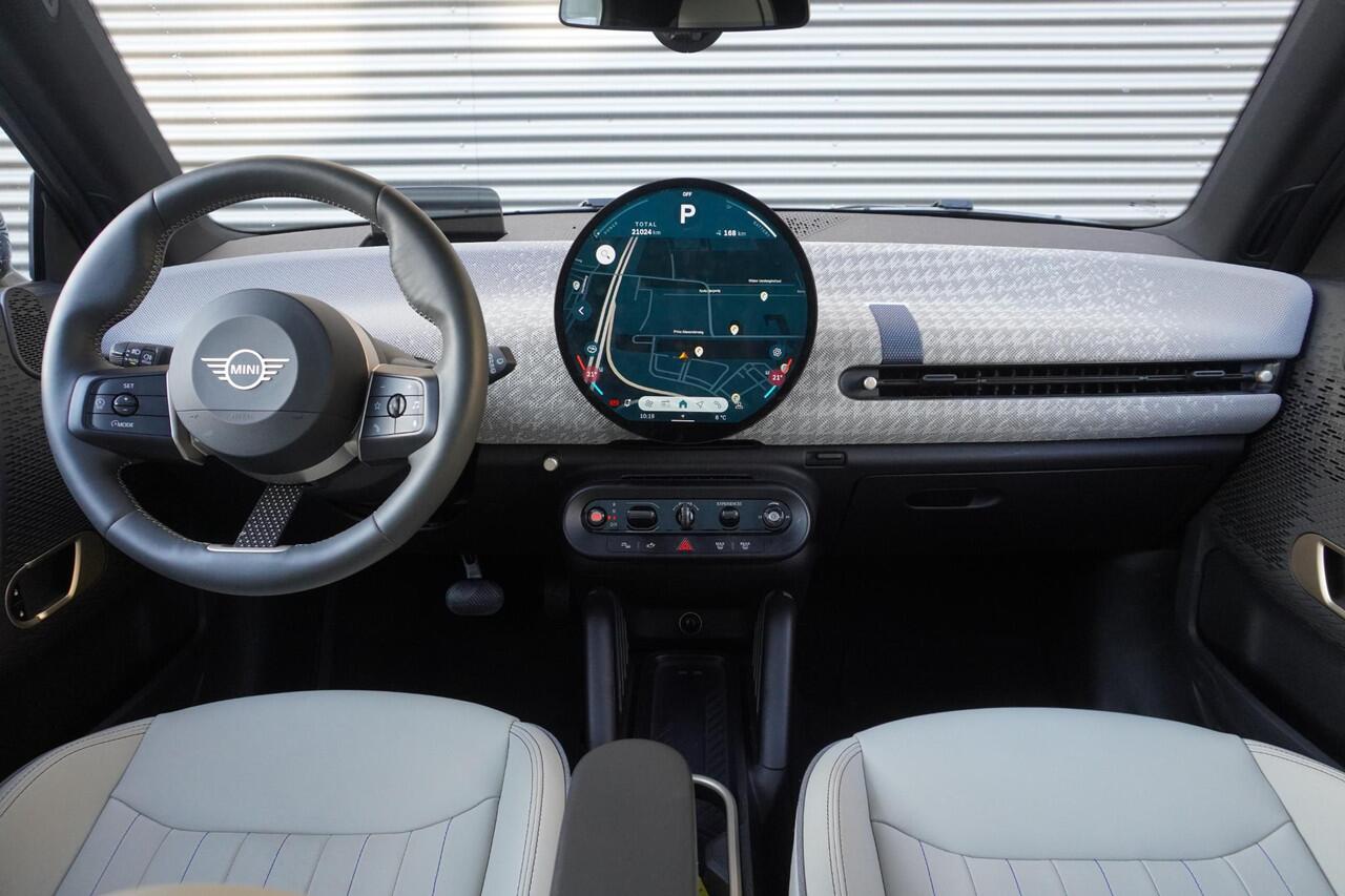 Mini Electric 3-deurs Cooper SE Favoured Trim | Pakket M | Stuurwielrand verwarmd | Glazen panoramadak | Driving Assistant | Parking Assistant | MINI Head-Up Display