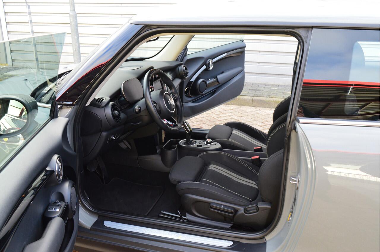 Mini Electric Mini Basic 33 kWh O.a: Navi, Clima, Cruise, Sportstoelen, Carplay, Etc. All-in prijs!