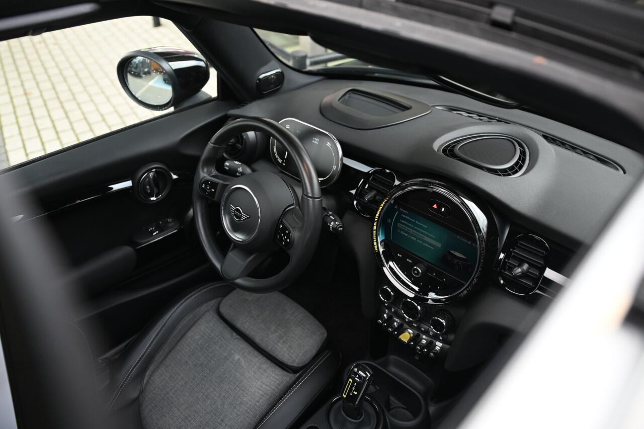 Mini Electric Classic / Panoramadak / Sportstoelen / Achteruitrijcamera / Comfort Access / LED / Head-Up / Harman-Kardon / Stoelverwarming / Airconditioning / Cruise Control