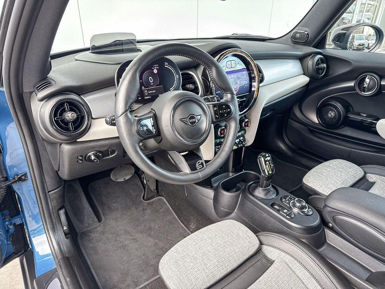 Mini Electric Collection / Harman Kardon / Head-Up / Comfort Acces / Driving Assistant Plus / Getinte Ramen / Verwarmde stoelen / Stuurwielrand verwarming / Black Pack / 17 Inch