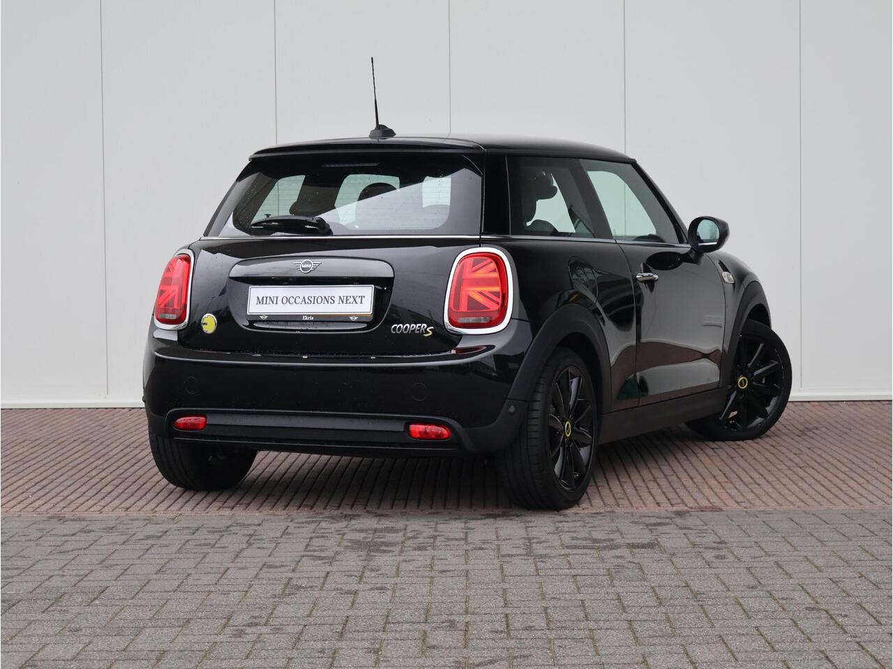 Mini Electric Mini Charged 33 kWh Harman Kardon/ Comfort Access/ Achteruitrijcamera/ Parkeersensoren voor én achter/ Climate Control/ Stoelverwarming/ LED koplampen
