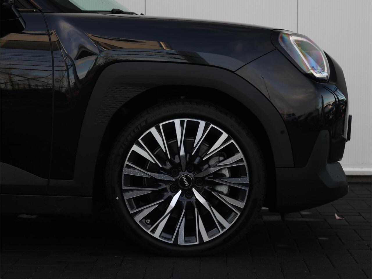 Mini Electric Mini Aceman SE Favoured XL 54.2 kWh Trekhaak Afneembaar/ Stuurwiel verwarmd/ Comfort Access/ Panoramadak/ Elektrische Stoelen met geheugen/ Driving Assistant Plus