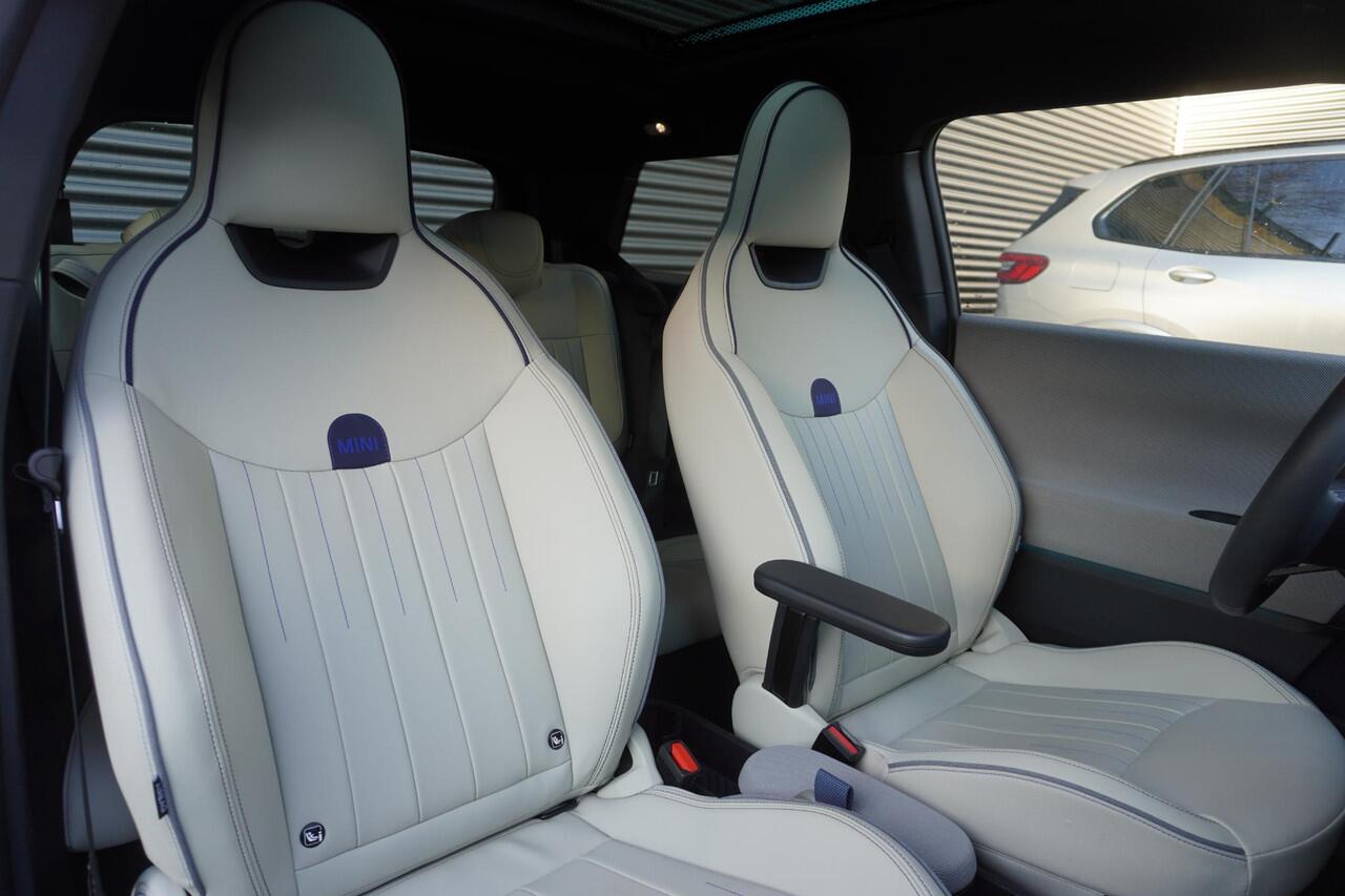 Mini Electric 3-deurs Cooper SE Favoured Trim | Pakket M | Stuurwielrand verwarmd | Glazen panoramadak | Driving Assistant | Parking Assistant | MINI Head-Up Display