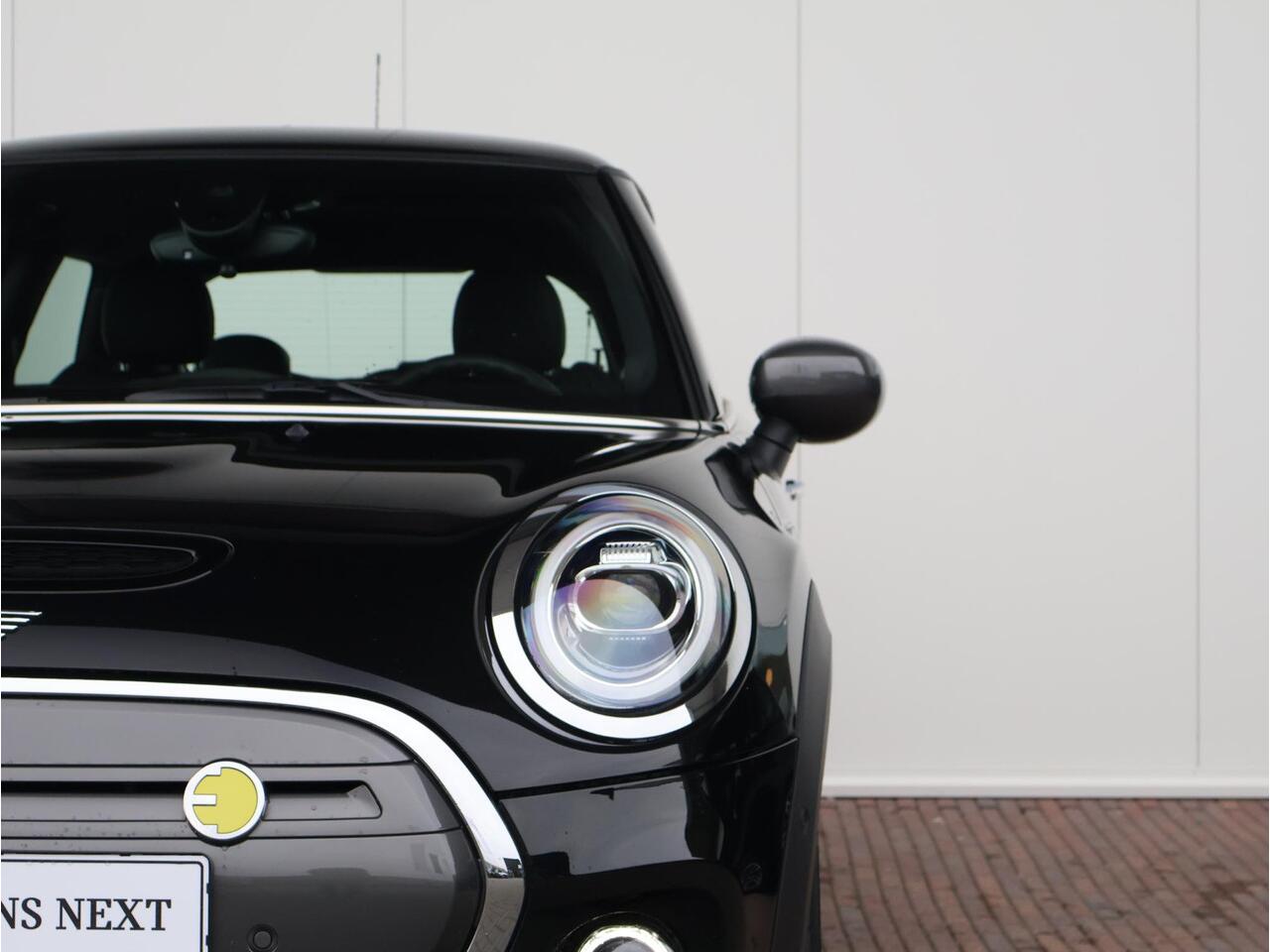 Mini Electric Mini Charged 33 kWh Harman Kardon/ Comfort Access/ Achteruitrijcamera/ Parkeersensoren voor én achter/ Climate Control/ Stoelverwarming/ LED koplampen