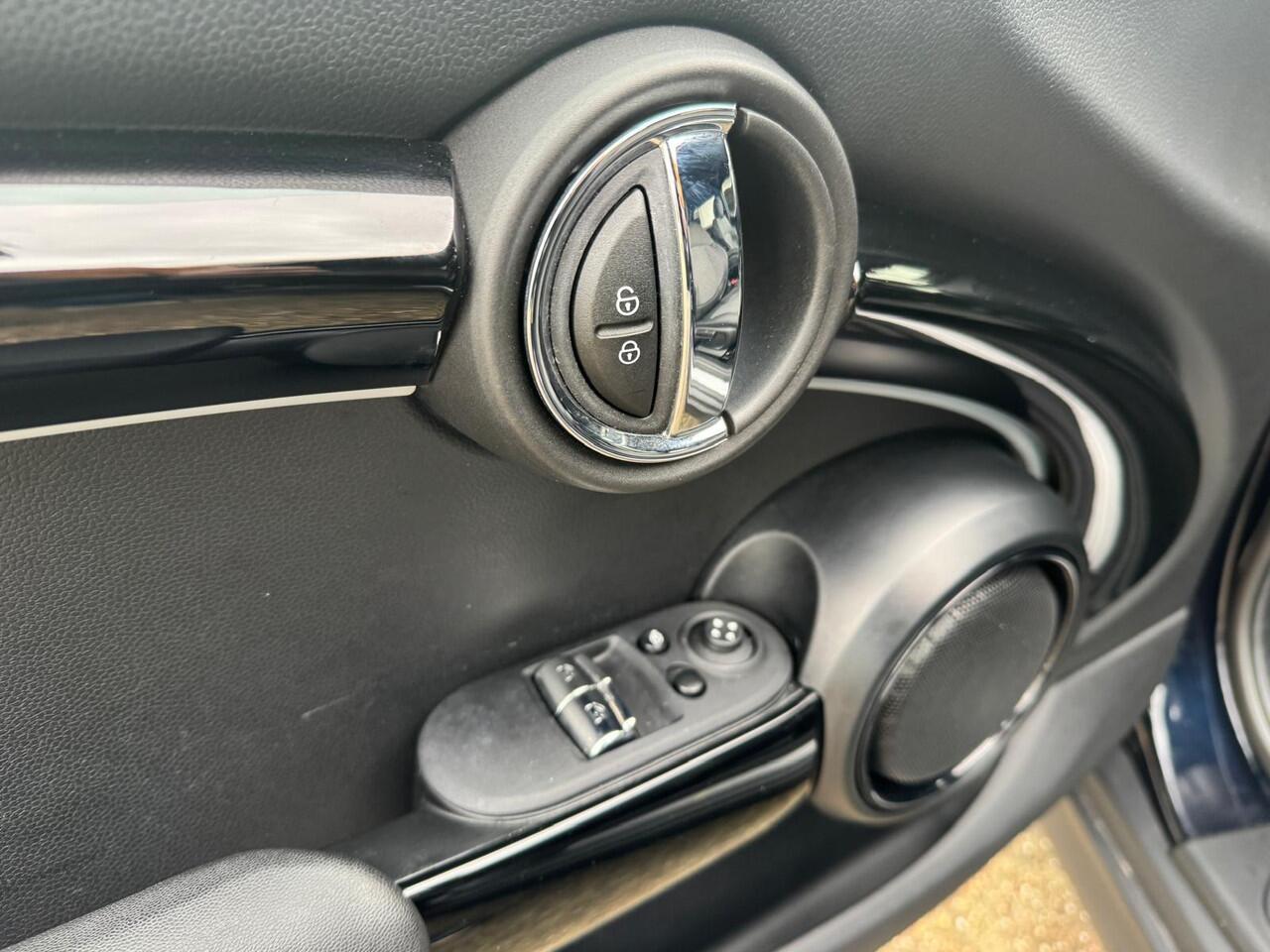 Mini Electric Cooper SE Classic 33 kWh Head-Up Harman/Kardon Panoramadak . Neem contact op en we maken een afspraak!