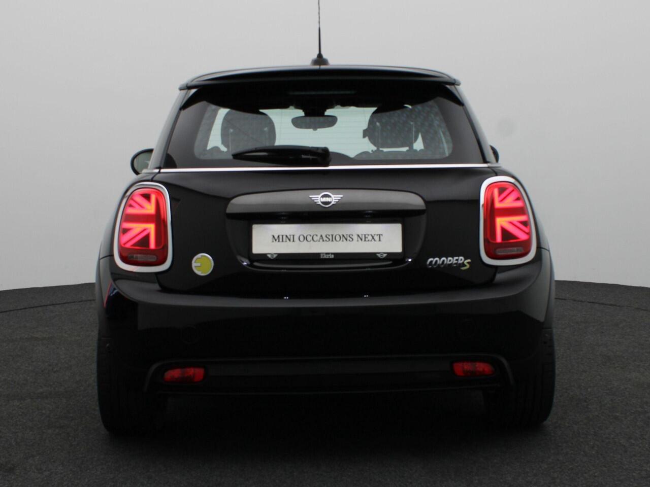 Mini Electric Essential + Interior Style MINI Dark + Achteruitrijcamera + Sportstoelen + LED + 17''