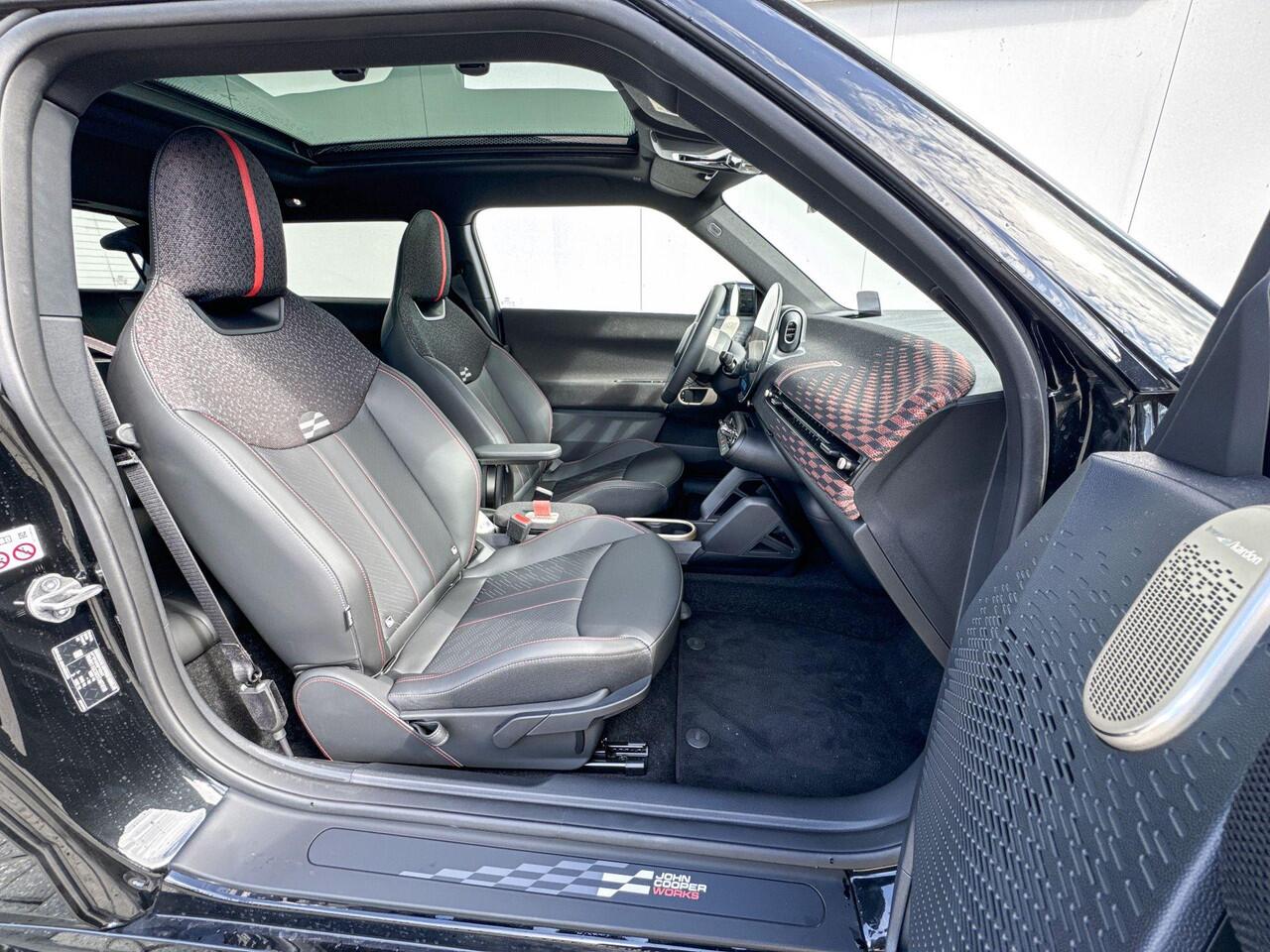 Mini Electric Cooper 3-deurs E John Cooper Works Pakket L | Comfort Acces | Harman Kardon | Stuurverwarming