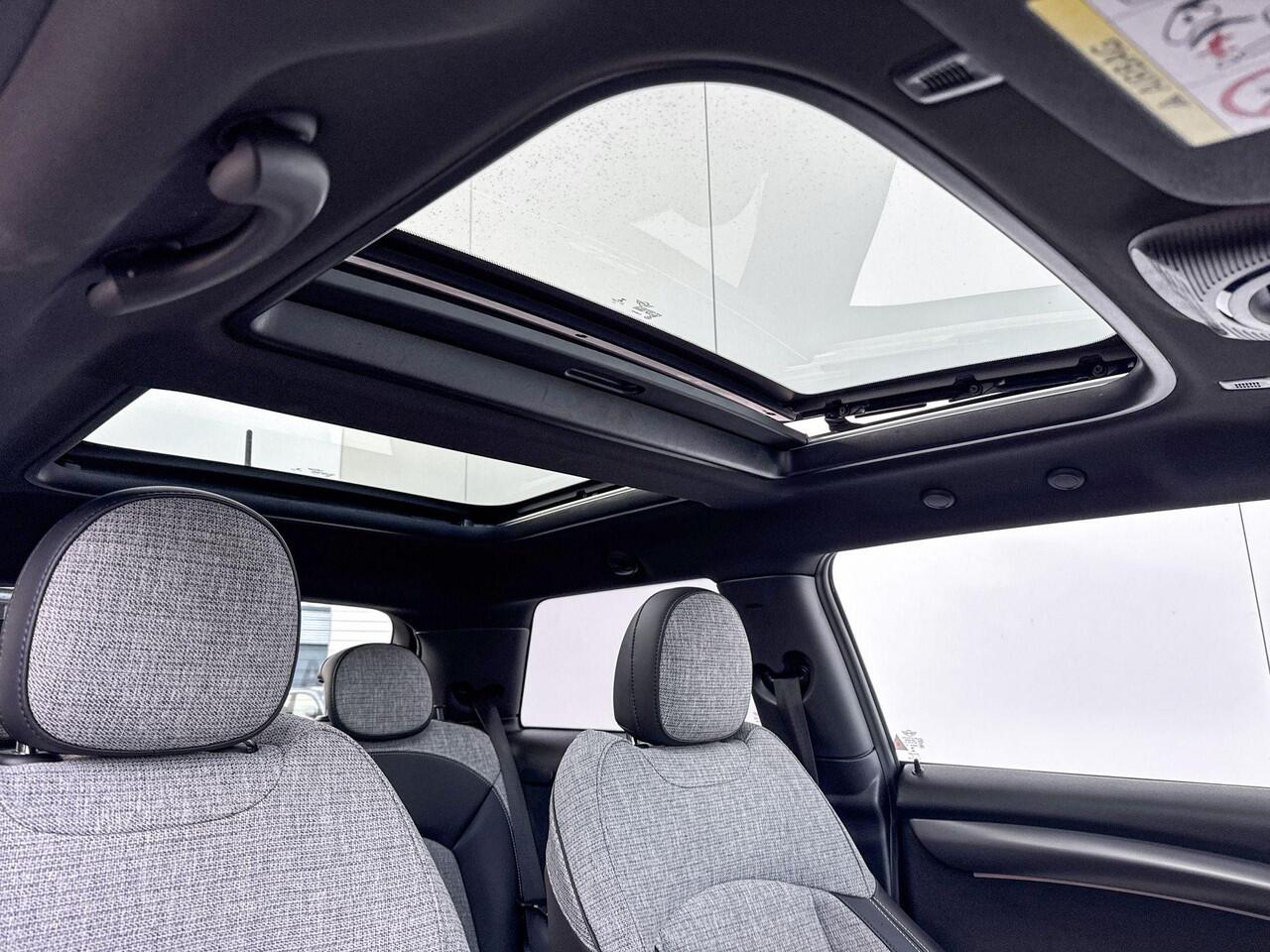 Mini Electric Collection / Harman Kardon / Head-Up / Comfort Acces / Driving Assistant Plus / Getinte Ramen / Verwarmde stoelen / Stuurwielrand verwarming / Black Pack / 17 Inch