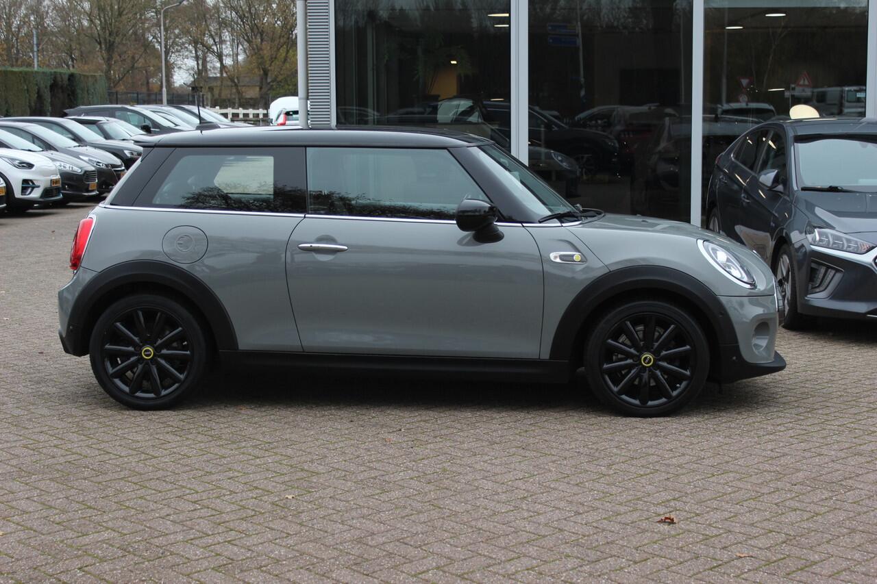 Mini Electric Mini Charged 33 kWh / SOH 95.1% / Camera / Head-up / Leder / Harman Kardon / Keyless / 17'' / CarPlay / Stoelverwarming / Matrix LED / DAB / Cruise Control