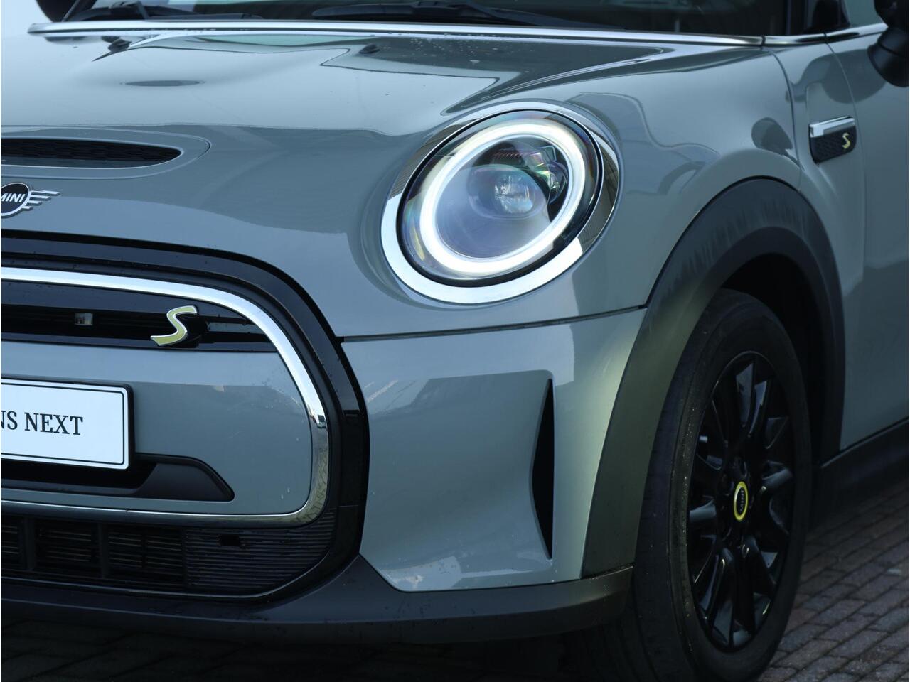 Mini Electric Mini Business Edition 33 kWh Navigatiesysteem/ Sportstoelen/ Climate Control/ Parkeersensoren/ Cruise Control/ LED