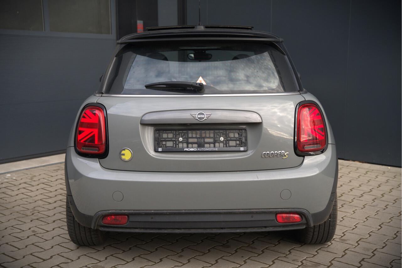 Mini Electric Mini Yours 33 kWh | Panoramadak | Harman Kardon | Head-Up Display | Union Jack | Black Pack | BTW | Stoelverwarming | Keyless | Apple Carplay | Navigatie | Camera | Parkeersensoren | Warmtepomp | Leer | Cruise