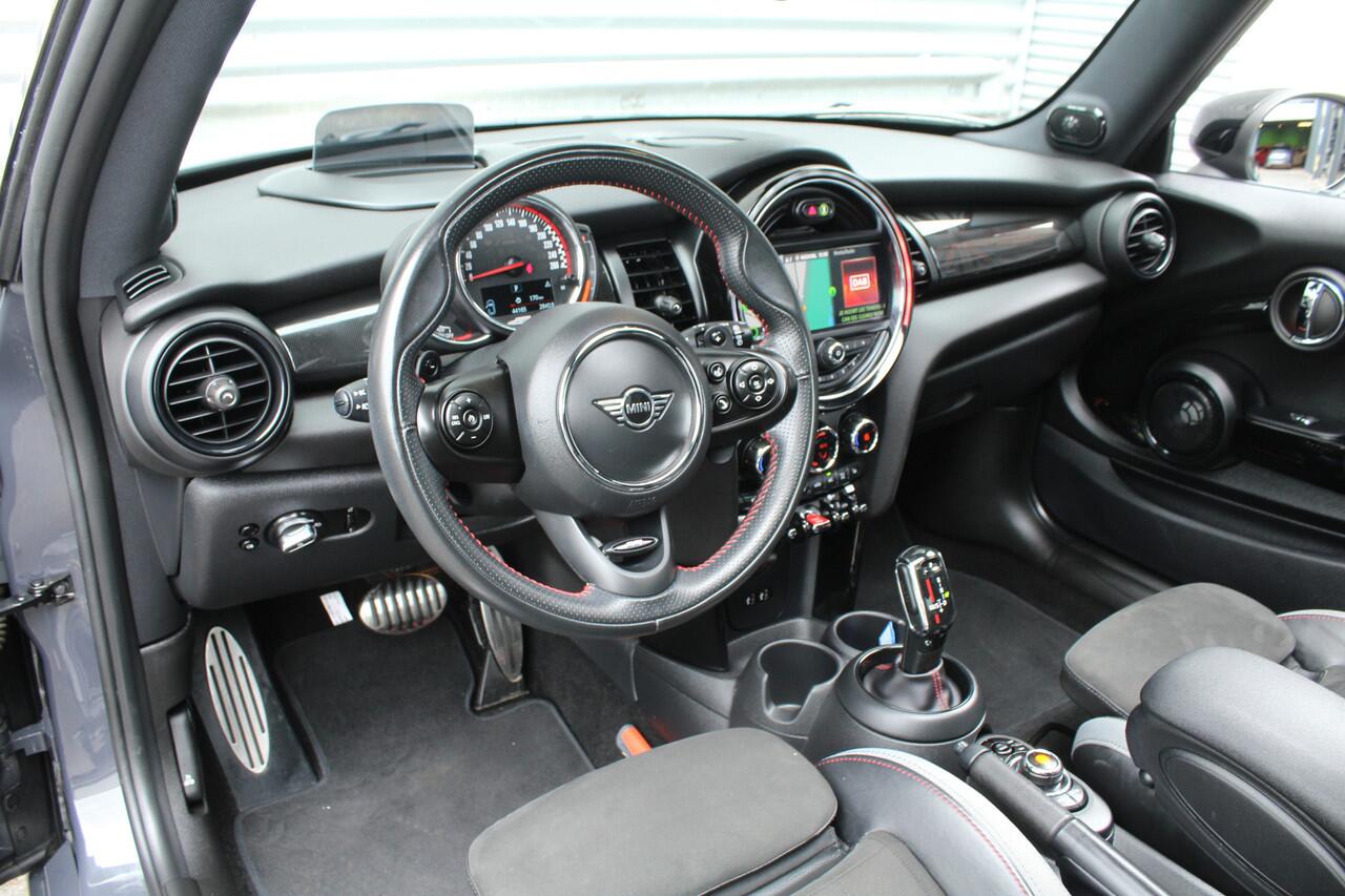 Mini John Cooper Works 2.0 232pk JCW Chili AUTOMAAT NL-Auto NAP 44dkm Panoramadak Clima Cruise Navi Camera HUD LMV