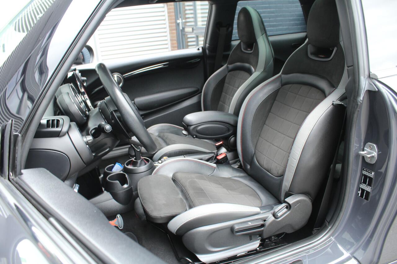 Mini John Cooper Works 2.0 232pk JCW Chili AUTOMAAT NL-Auto NAP 44dkm Panoramadak Clima Cruise Navi Camera HUD LMV