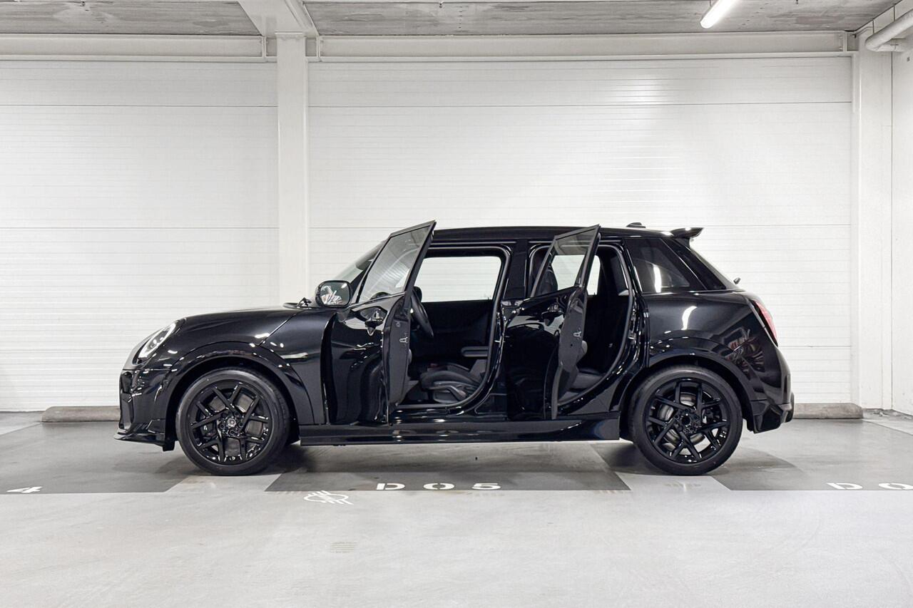 Mini John Cooper Works 5-deurs C Cooper M | John Cooper Works uitvoering | Pakket | 17" JCW Sprint Spoke Black | Opruimingsvoordeel