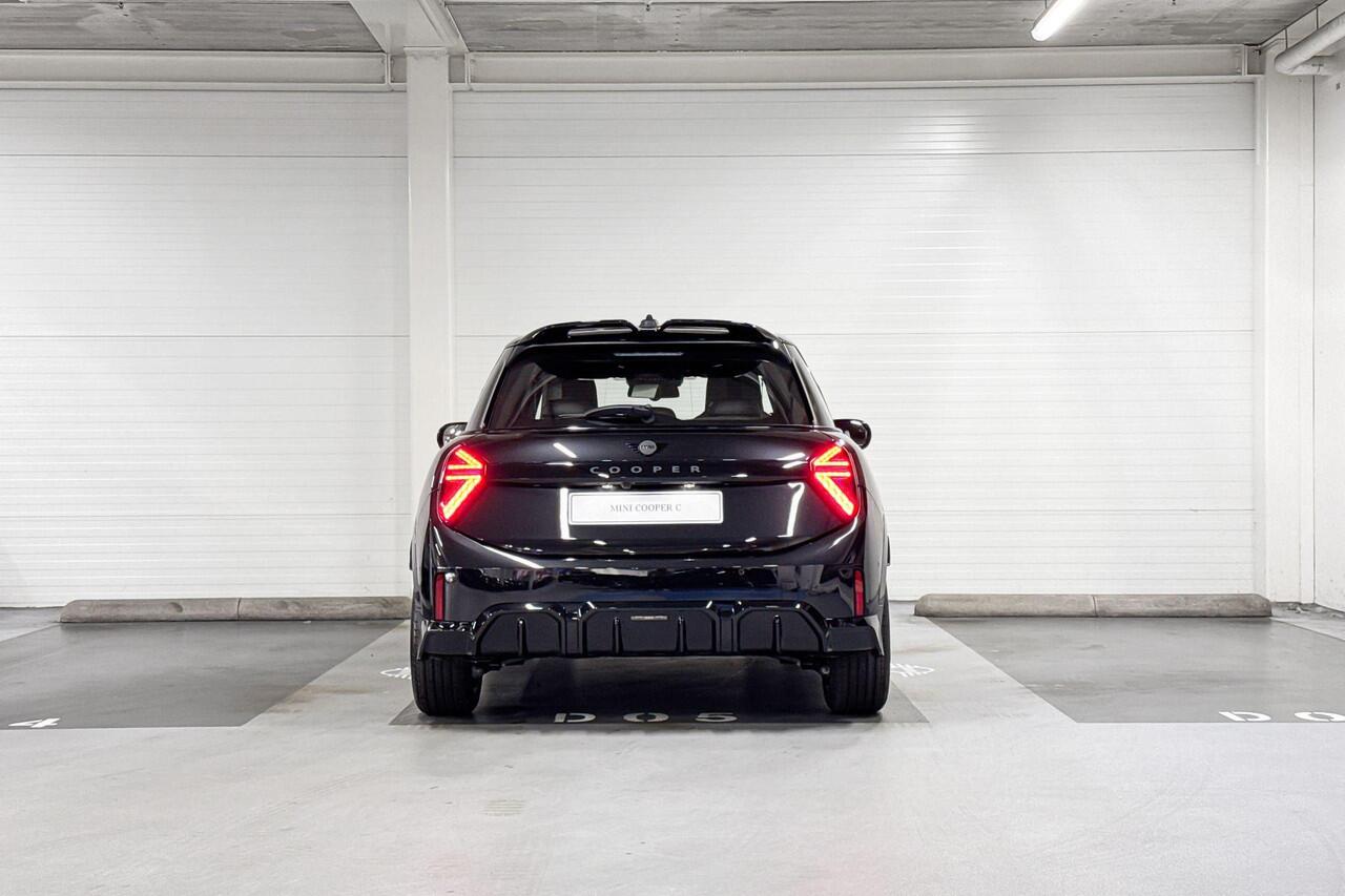 Mini John Cooper Works 5-deurs C Cooper M | John Cooper Works uitvoering | Pakket | 17" JCW Sprint Spoke Black | Opruimingsvoordeel