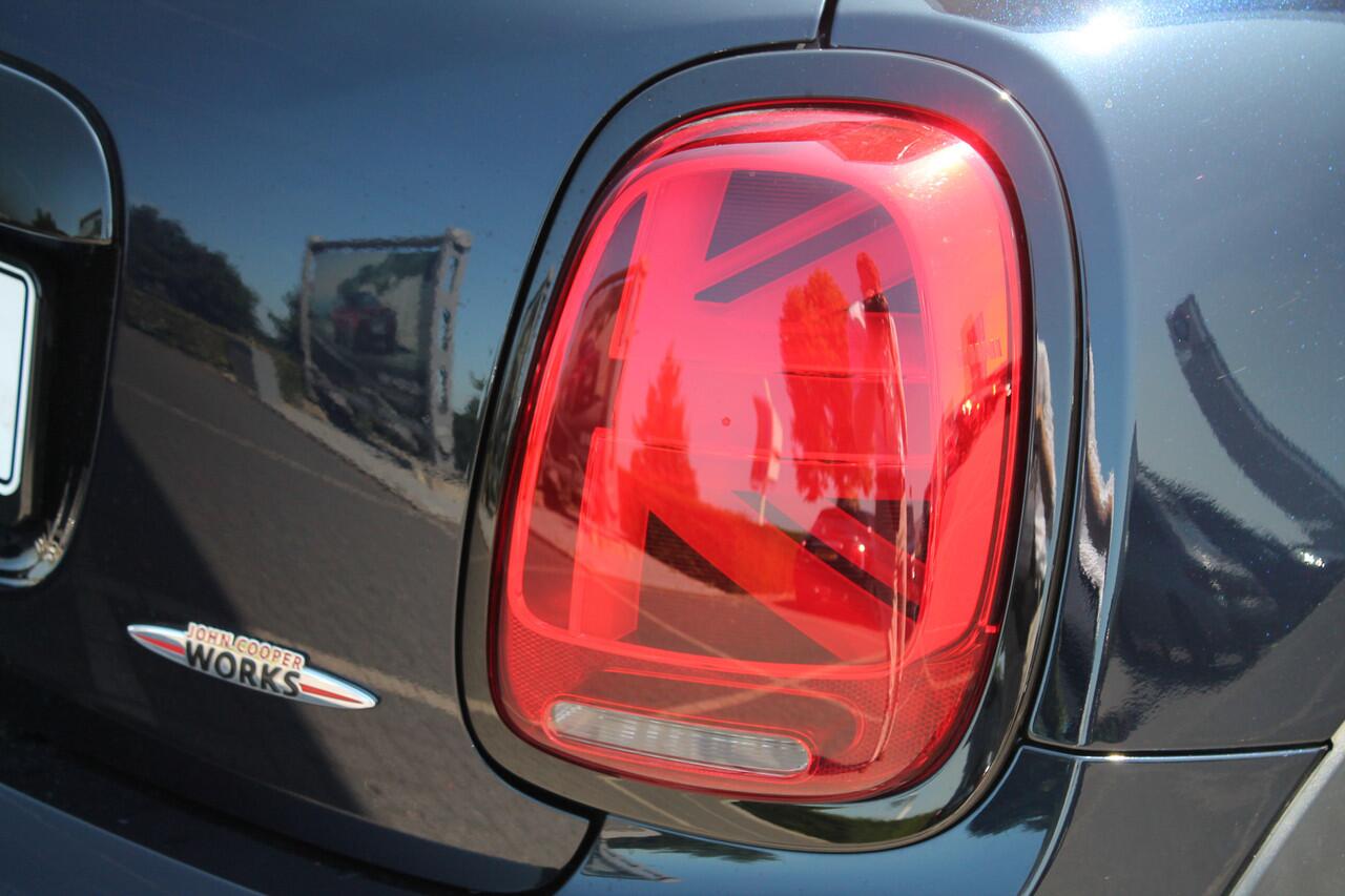 Mini John Cooper Works Hatchback Chili Automaat / Panoramadak / Achteruitrijcamera / Adaptieve LED / Active Cruise Control / Comfort Access / Head-Up / Adaptief onderstel