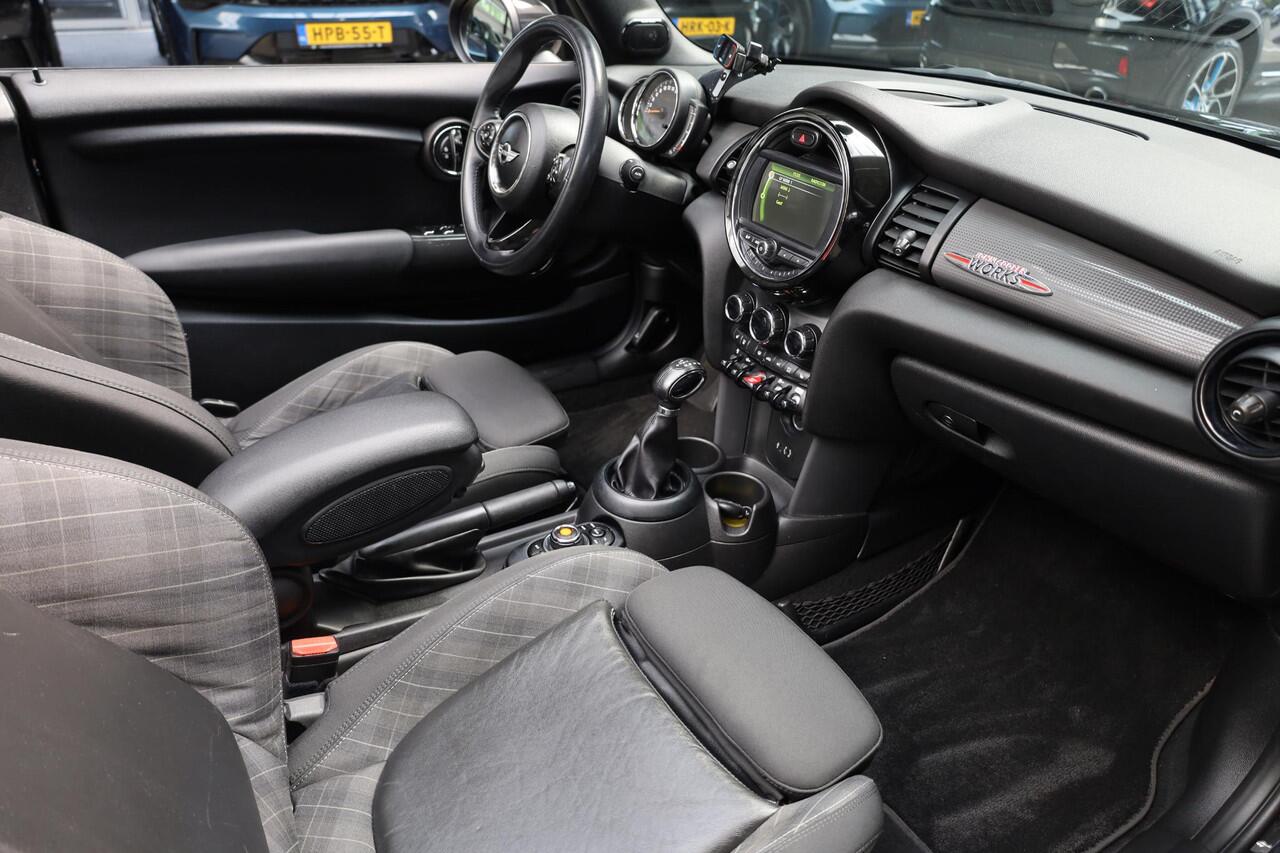 Mini John Cooper Works Mini Cabrio 1.5 JCW Chili HARMAN&KARDON STOELVERW. HALFLEER NAVI CRUISE CLIMA VOICE 2xPDC 17''LMV WINDSCHERM SFEERVERL.
