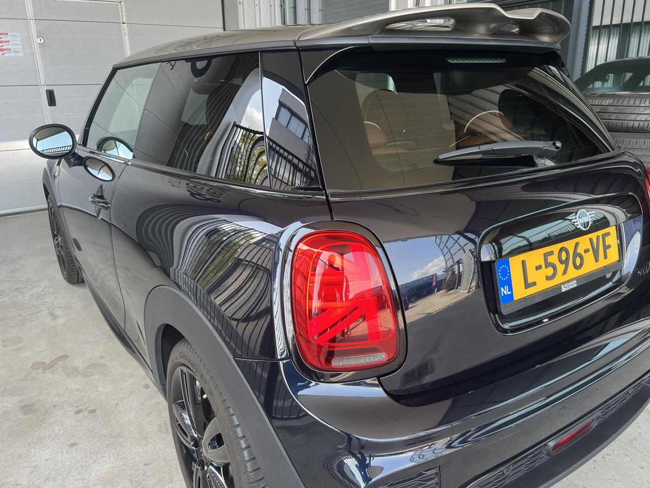 Mini John Cooper Works Mini 1.5 Dalston Edition | JCW PACK | LEDER | HARMAN/KARDON | CARPLAY/ANDROID | NAVI | CRUISE CONTROL | PDC V+A | CLIMATE CONTROL | LMV 17'' | STOELVERWARMING | KEYLESS | LED