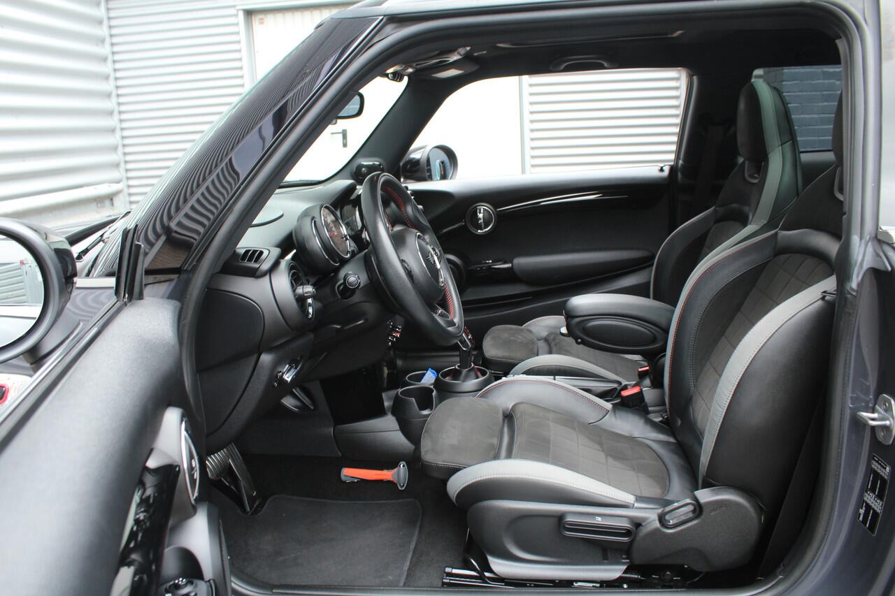 Mini John Cooper Works 2.0 232pk JCW Chili AUTOMAAT NL-Auto NAP 44dkm Panoramadak Clima Cruise Navi Camera HUD LMV