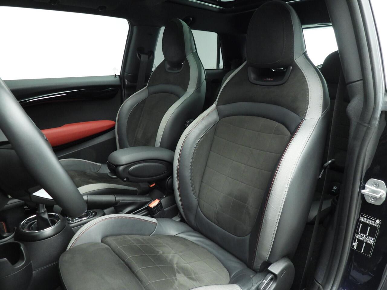 Mini John Cooper Works 3-deurs Panoramadak / Camera / JCW Stoelen / Park assist / Active Cruise / Harman-Kardon / Alu wielen 18 inch